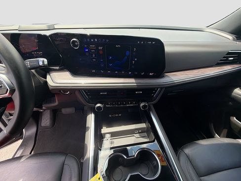 Used 2025 Chevrolet Suburban Z71 AWD/4WD image 28