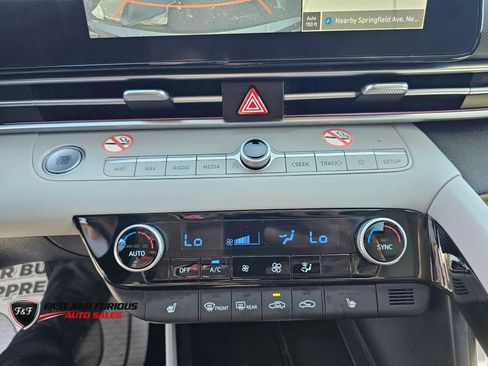 Used 2025 Hyundai Elantra Limited FWD image 28