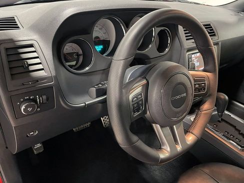 Used 2014 Dodge Challenger SXT image 77