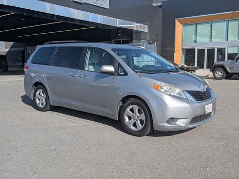 Used 2014 Toyota Sienna LE image 13
