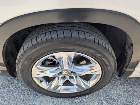 Used 2015 Toyota Highlander Limited FWD image 12