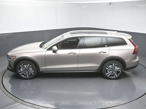 New 2026 Volvo V60 B5 Cross Country Plus w/ Protection Package Premier AWD/4WD image 47