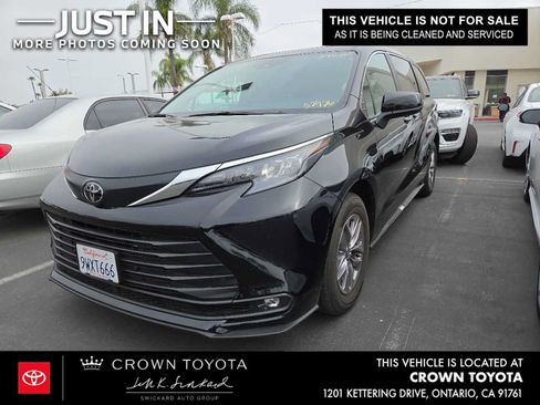Used 2026 Toyota Sienna XLE FWD image 1