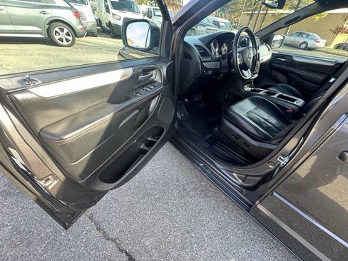 Used 2017 Dodge Grand Caravan GT image 35
