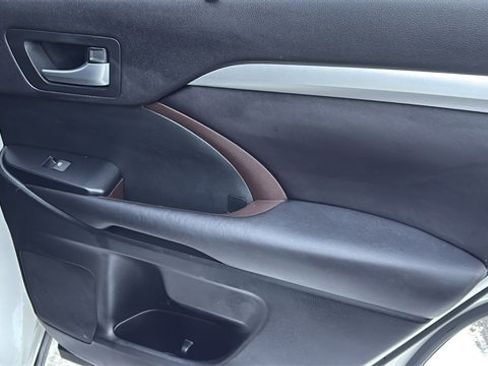 Used 2016 Toyota Highlander XLE image 32