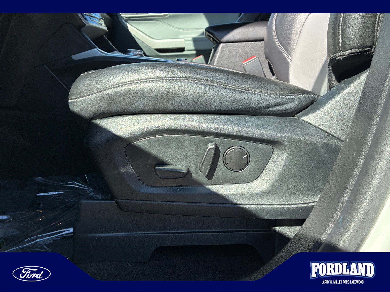 Used 2023 Ford Explorer XLT w/ Equipment Group 202A AWD/4WD image 14