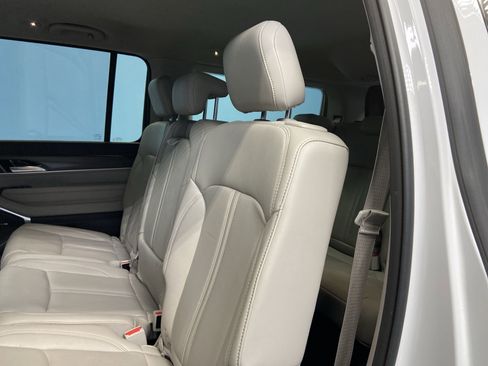 Used 2024 Jeep Wagoneer Series II w/ Flexible Seating Group image 30