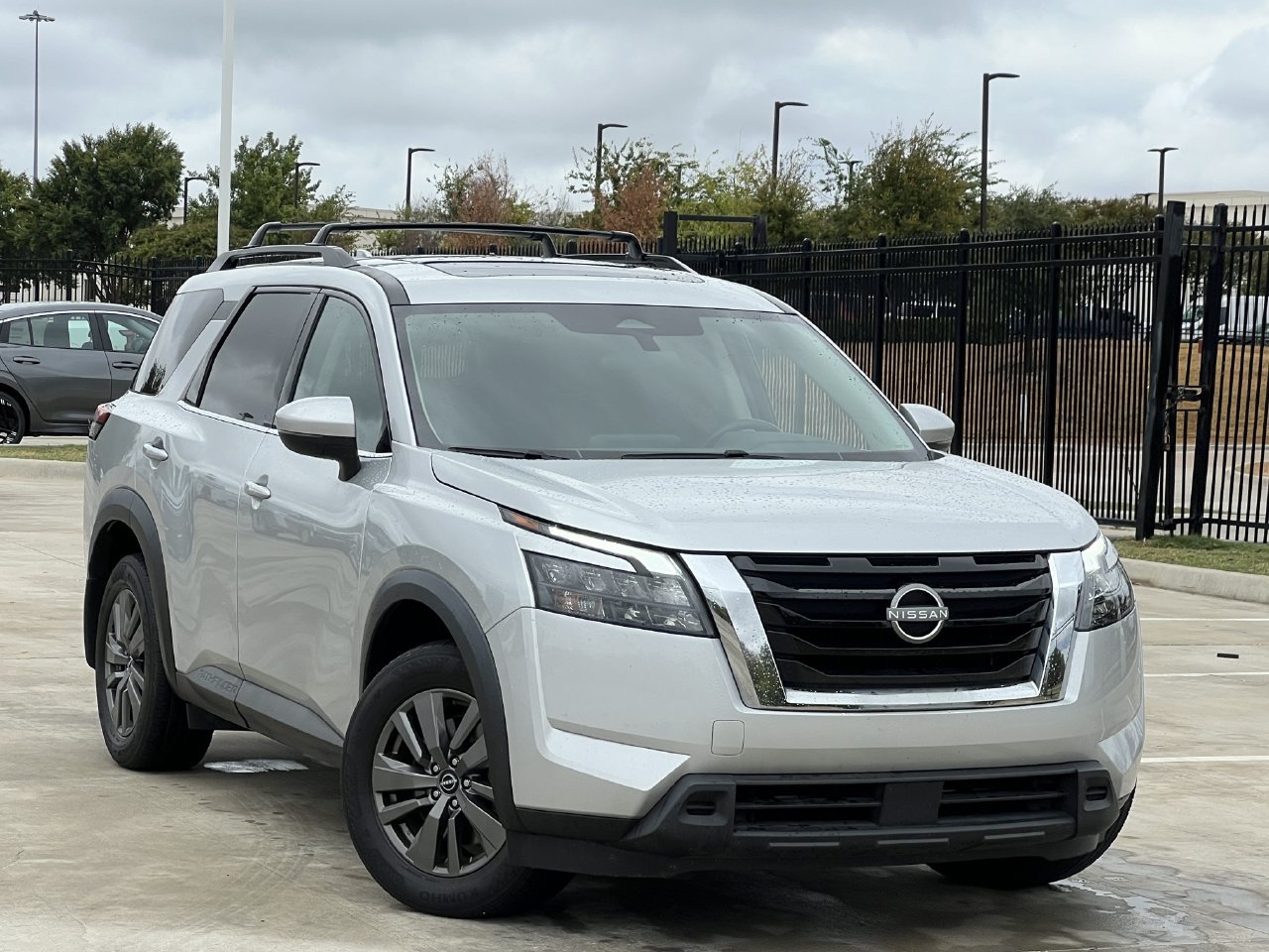 Used 2023 Nissan Pathfinder SV w/ SV Premium Package AWD/4WD image 2