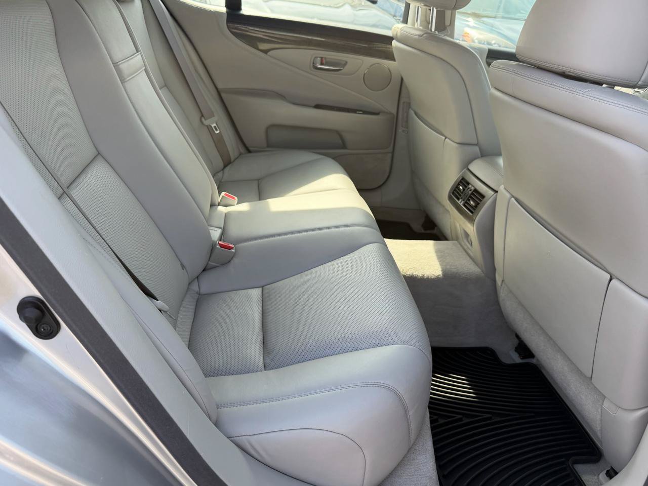 Used 2007 Lexus LS 460 w/ Comfort Pkg RWD image 16