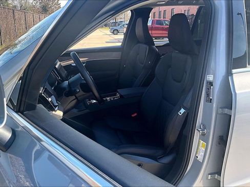 Certified 2025 Volvo XC90 B6 Plus image 32