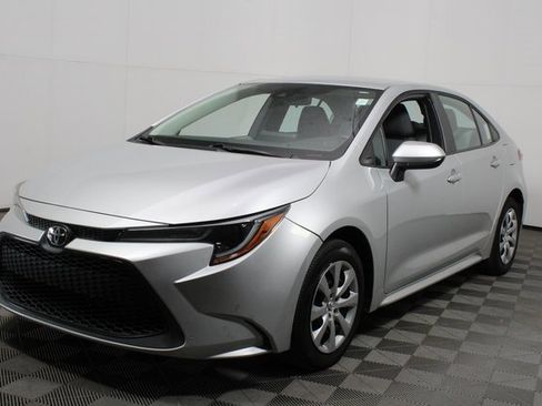 Used 2022 Toyota Corolla LE image 3