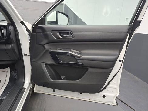 Used 2025 Nissan Pathfinder SV image 46