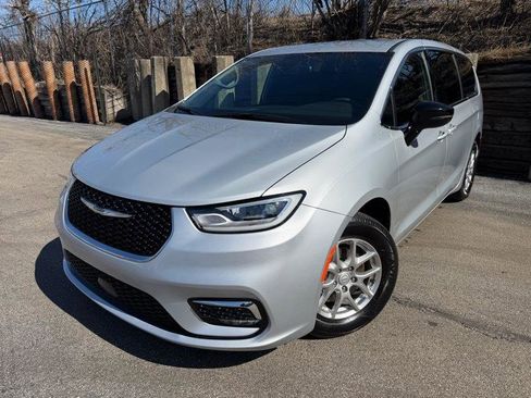 Used 2026 Chrysler Pacifica Select FWD image 1
