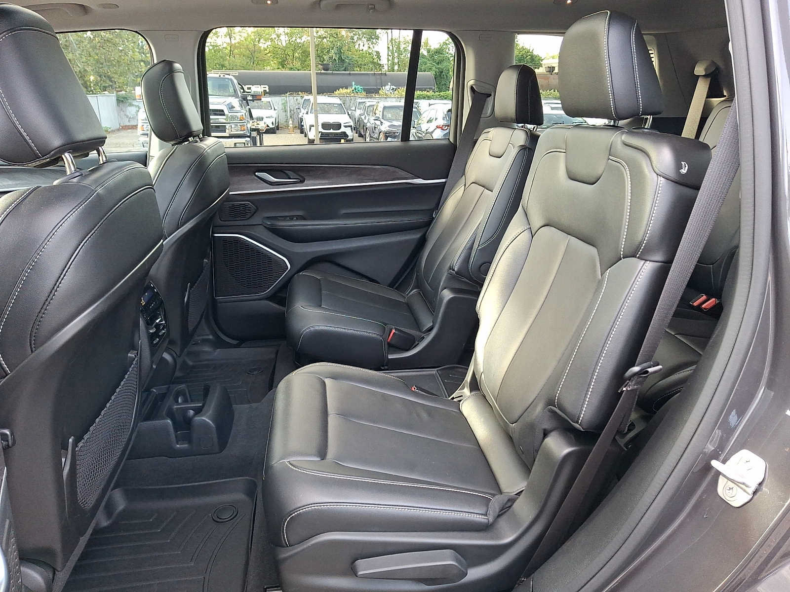 Used 2022 Jeep Grand Cherokee L Limited AWD/4WD image 8