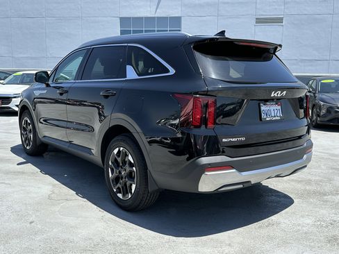 Used 2025 Kia Sorento S w/ Panoramic Sunroof Package FWD image 4