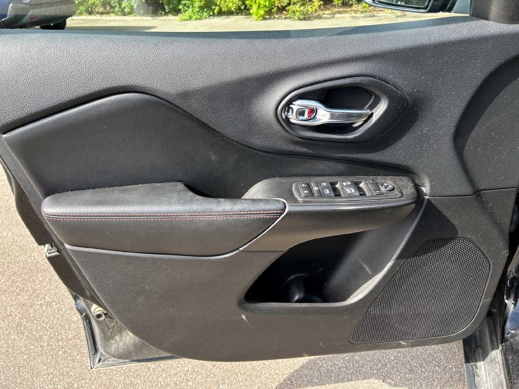Used 2019 Jeep Cherokee Trailhawk w/ Cold Weather Group AWD/4WD image 9