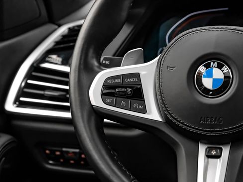 Used 2022 BMW X7 xDrive40i w/ M Sport Package AWD/4WD image 14