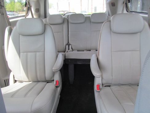 Used 2010 Dodge Grand Caravan SXT FWD image 15