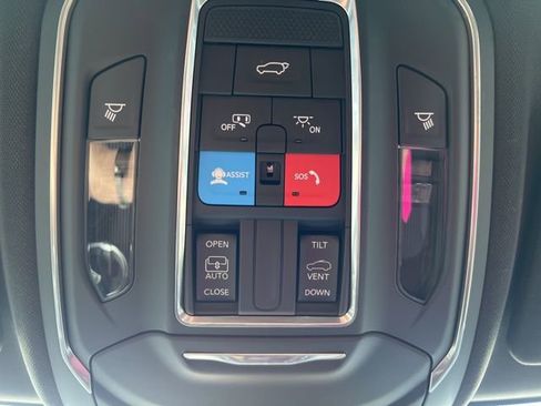 Certified 2025 Jeep Grand Cherokee Altitude AWD/4WD image 31