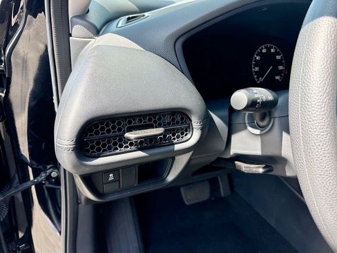 Certified 2025 Honda HR-V LX image 11