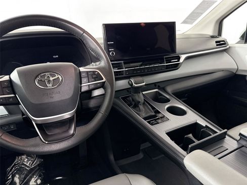 Certified 2025 Toyota Sienna XLE FWD image 33