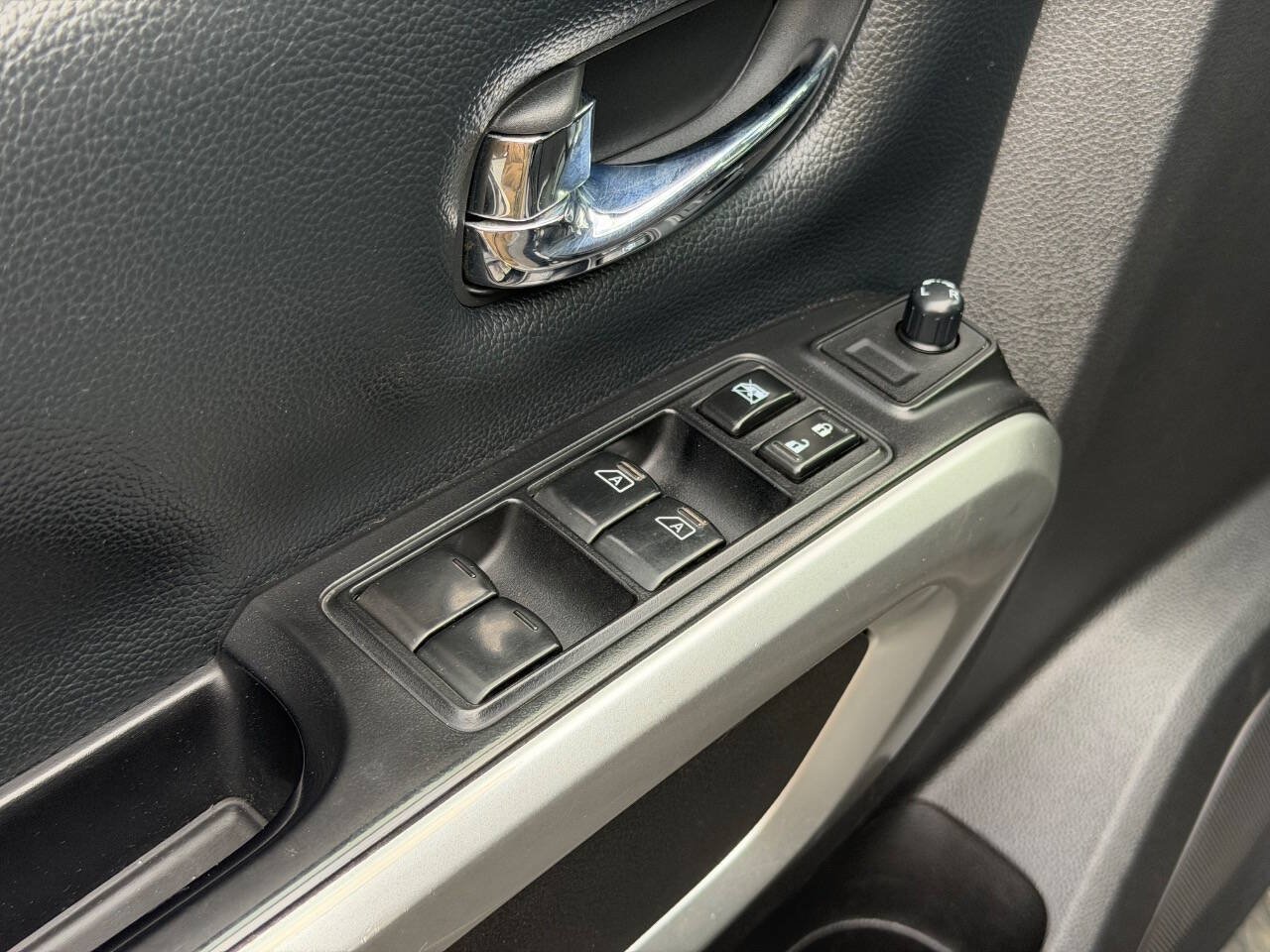 Used 2017 Nissan Titan SV AWD/4WD image 28