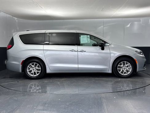Used 2024 Chrysler Pacifica Touring-L image 2
