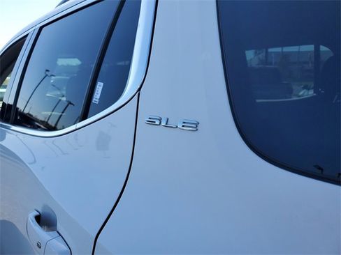 Used 2023 GMC Acadia SLE w/ Driver Convenience Package image 9