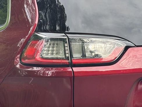 Used 2019 Jeep Cherokee Limited FWD image 28