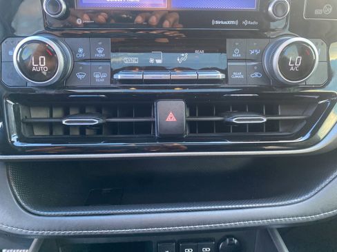 Used 2021 Toyota Highlander XLE FWD image 17