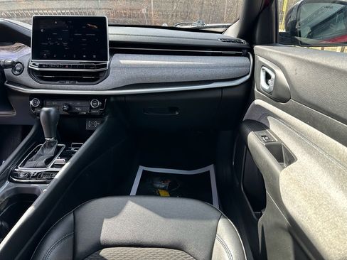Used 2024 Jeep Compass Latitude image 30