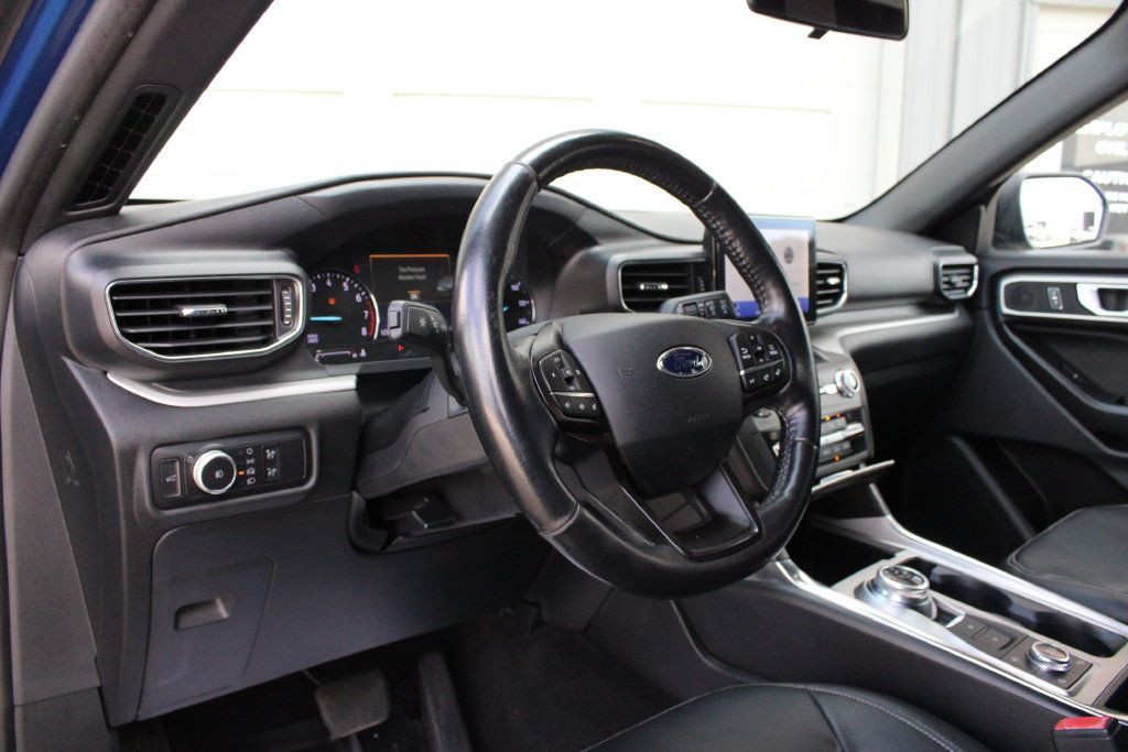 Used 2020 Ford Explorer XLT w/ Equipment Group 202A AWD/4WD image 2