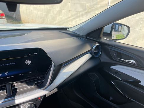 Used 2025 Chevrolet Trax LT image 34