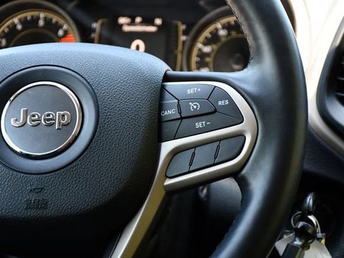 Used 2017 Jeep Cherokee Latitude w/ Cold Weather Group FWD image 21
