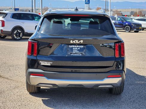 Used 2024 Kia Sorento S image 4