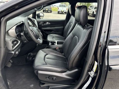 Used 2025 Chrysler Pacifica Select FWD image 11