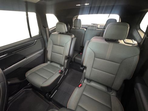 Used 2024 GMC Acadia AT4 w/ Luxury Package image 15