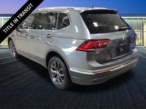 Used 2023 Volkswagen Tiguan SE FWD image 3