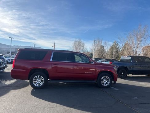 Used 2015 Chevrolet Suburban LT image 3