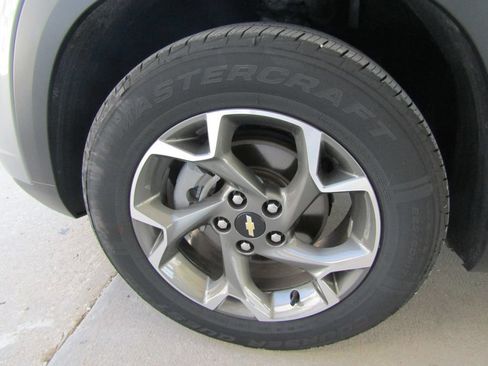 Used 2024 Chevrolet Trax LT FWD image 23
