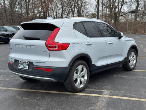 Used 2022 Volvo XC40 T4 Momentum image 3