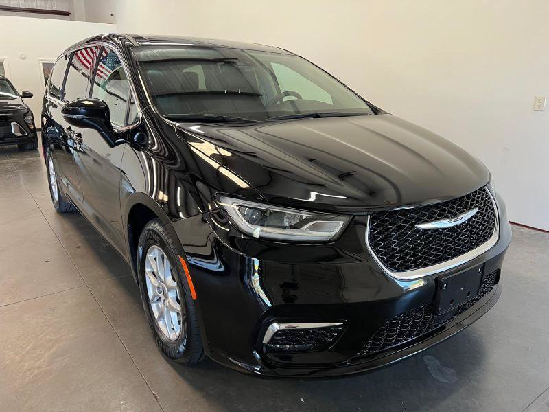 Used 2024 Chrysler Pacifica Touring-L FWD image 4