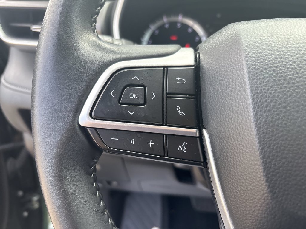 Used 2025 Toyota Highlander XLE FWD image 17