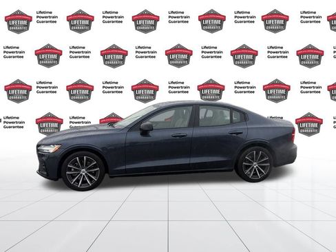 Used 2022 Volvo S60 B5 Momentum w/ Premium Package image 2