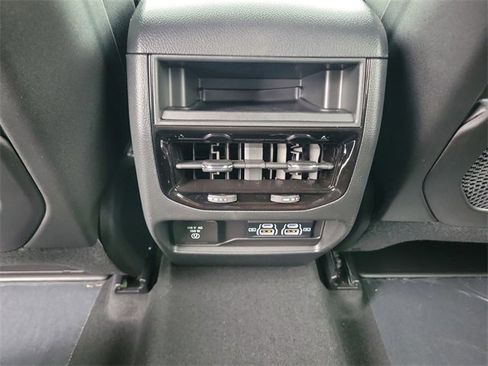 New 2025 Jeep Grand Cherokee Altitude image 9