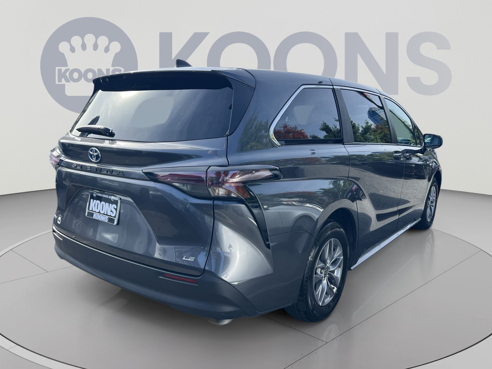 Used 2025 Toyota Sienna LE FWD image 5