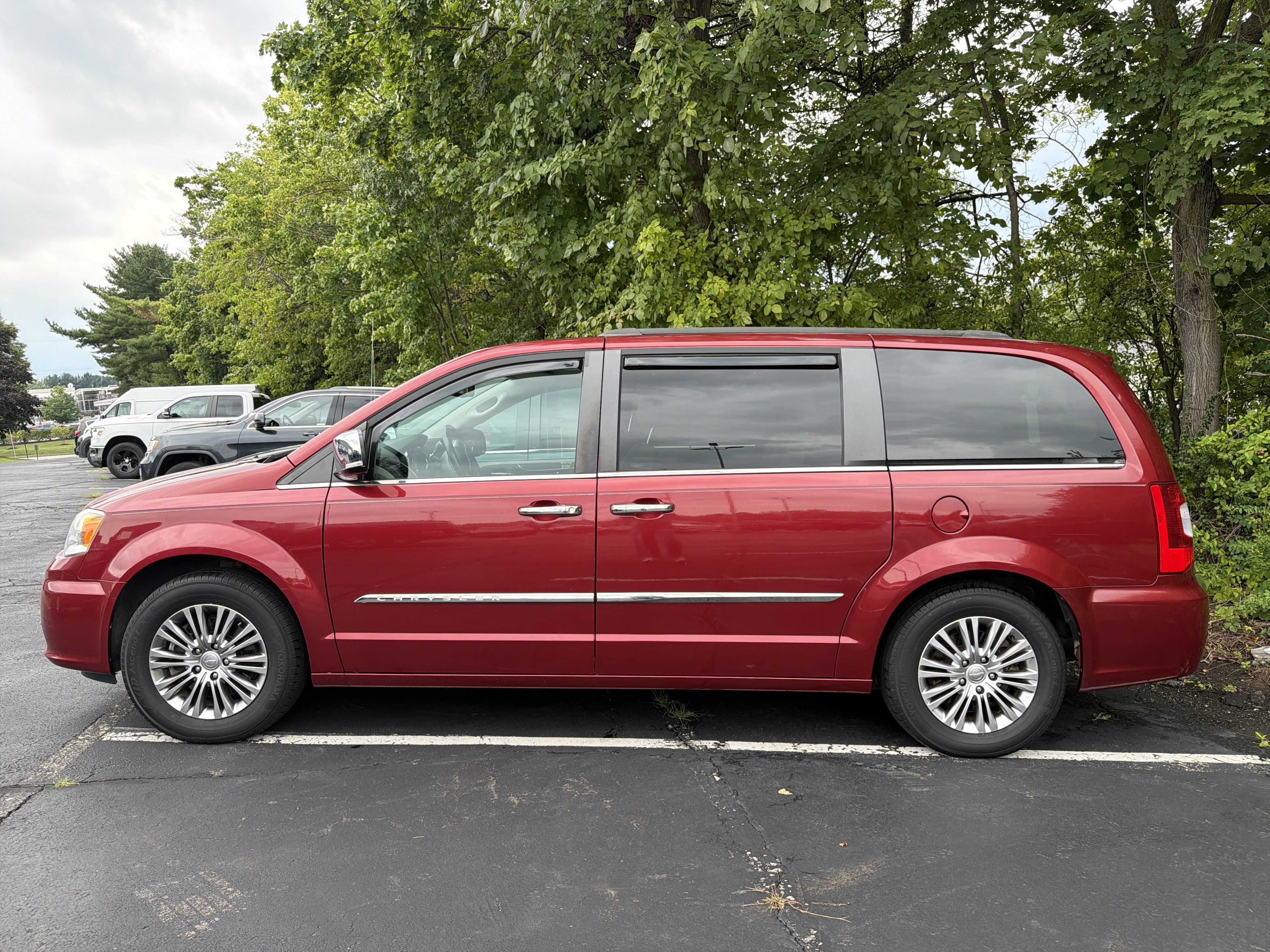 Used 2014 Chrysler Town & Country Touring-L w/ Driver Convenience Group FWD image 4