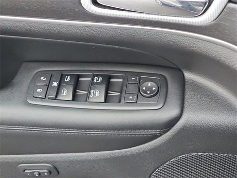 Used 2018 Jeep Grand Cherokee Limited image 31