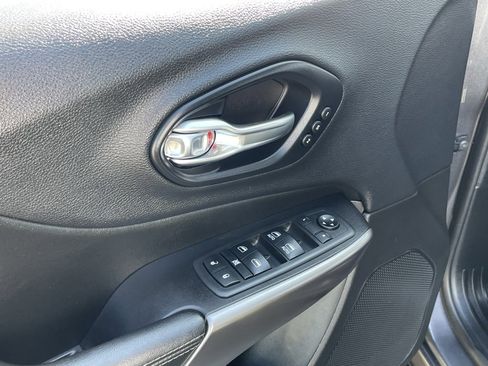 Certified 2019 Jeep Cherokee Overland image 15