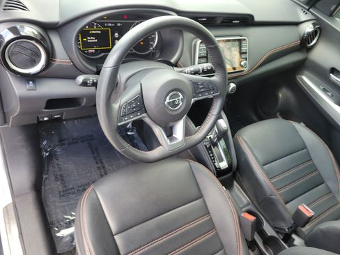 Used 2019 Nissan Kicks SR w/ SR Premium Package FWD image 14